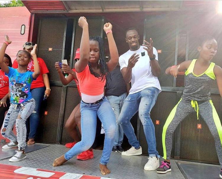 Usain Bolt festeggia Natale ballando con i bambini nella sua Giamaica (Instagram)